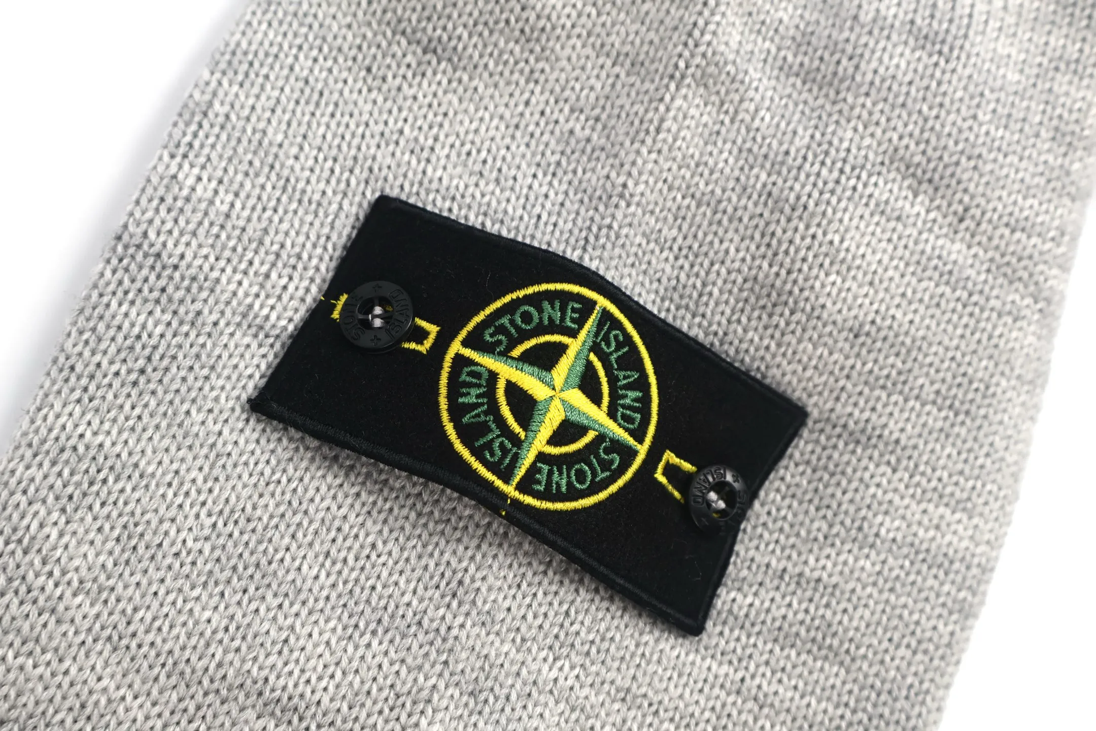 🅿️720 [Exclusive supply] Stone Island cardigan sweater (grey) purchased and developed from the original 3621, the fabric is woven with 100% sheep wool yarn. The overall comfort is more skin-friendly than the original version. The YB upper body is particularly tight. We adjusted the overall feel and skin-friendly feeling based on the quality of the original wool yarn. Both are more comfortable and breathable than the ZP upper body. There is no difference between the stripes and the original version. And it can be made to be full of grade. Supports random detection of wool content. Guarantee that every item the customer gets is a high-quality product. Custom-made 100-yuan woolen access control hemming. After the factory hemming of the clothes and sweaters is completed, they still need to be sent to the weaving factory for secondary processing. It is very laborious. Custom-made hardware buttons, Stone Island armbands, and zippers took 3 months to complete. The details are full. The overall wiring is straight and delicate, the fabric is comfortable and soft, and the color is consistent without color difference. It can be matched with the same style to create a fashionable look, and can be used in various occasions. Customized accessories, complete with three standards, the same style for men and women. Size:S-M-L